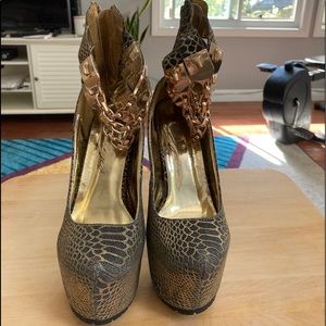 Privileged shoes size 6